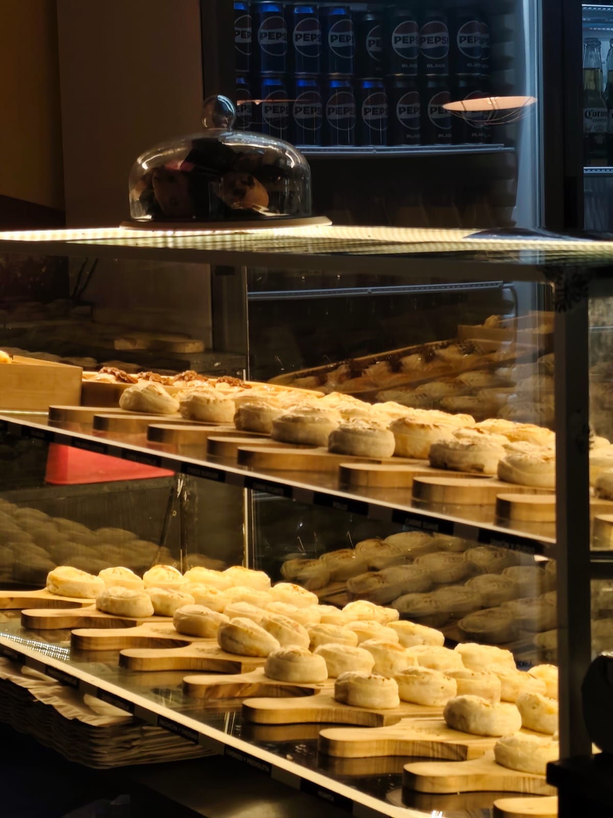 Vitrina de empanadas recién horneadas en Empa&rsquo;s World